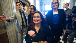 Tammy Duckworth med sitt tio dagar gamla barn i famnen. Tammy Duckworth med sitt barn i famnen.