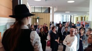 Studenten Magda Hukari guidar publiken under en performance. Magda Hukari är guide på Åbo fångläger, under en performance för publik.
