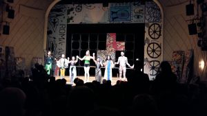 Fullsatt igen på Maxim Gorki-teatern. Den romska ensemblen tackar efter en föreställning av Roma Armee. Scen från Maxim Gorki-teatern.