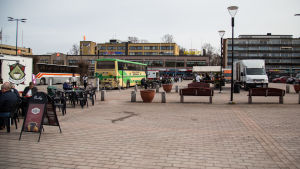 Snart ligger Matkahuolto igen invid torget. Arkivbild från 2018. bild på ett torg