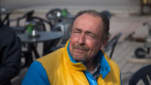 Jan-Ole Nylund har ett favoritkafé på torget. Han önskar det fanns mera torgkaféer året runt. bild på en man