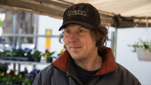Blomförsäljare Matti Elonen önskar att det skulle finnas gratis parkeringsplatser vid torget. bild på en man