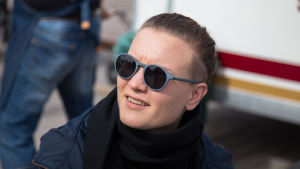 Katri Sulin bor i Helsingfors men kommer från Borgå och har många fina minnen från torget. bild på en kvinna