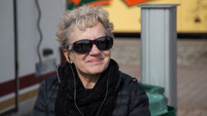 Maarit Orava njuter av en kaffe på torget. Hon önskar det fanns mera försäljare på torget bild på en kvinna