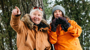 Kevätseuranta on alkanut! Pirkka-Pekka Petelius ja Minna Pyykkö laittavat itsensä likoon luonnon hyväksi.