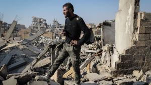 Hasan seisoo Isisin entisen mediakeskuksen katolla. Terrorijärjestö kuvasi todennäköisesti teloitusvideoita rakennuksessa. Hasan eli Isisin naapurissa kolme ja puoli vuotta. Syyrian Raqqa oli Isisin pääkaupunki lähes neljä vuotta. Millaista oli elämä siellä?
