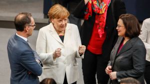 Tysklands justitieminister Heiko Maas, Angela Merkel och Andrea Nahles i förbundsdagen den 14 mars. Tysklands justitieminister Heiko Maas, Angela Merkel och Andrea Nahles i förbundsdagen den 14 mars.