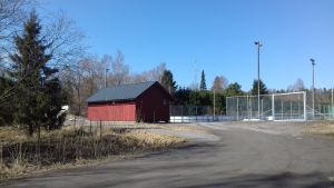Ingårinken finns på området. Isbanor i Ingå kyrkby på ett ormåde som kallas Ingåstrand där det planeras bostadsmässa.