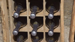 Champagnen vilar just nu i en träställning, men den kommer att bytas ut, säger marknadskoordinator Jaana Virkki från importbolaget Interbrands. Flaskorna ska ligga i en ställning av järn eftersom träet inte klarar den fuktiga luften i gruvan. Bolaget Champagne Charles Heidsieck lagrar champagne i Tytyri gruva.