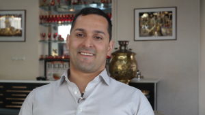Mohammad Khajehejan trivs i Åbo. Mohammad Khajeheian sitter i en iransk restauranf