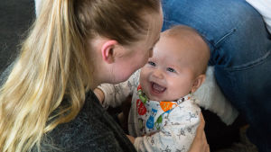 Barn behöver ett ansikte att spegla sig i för att utvecklas emotionellt bild på en mamma med ett barn