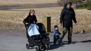 Familjen Blomqvist och Lindberg bor i ett av det två nya radhusen som Lovisa har byggt sedan kommunfusionen. bild på en familj ut o gå