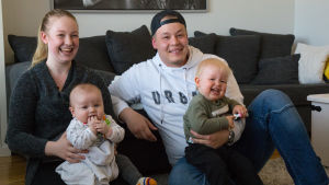 Camilla Blomqvist och Dan Lindberg med barnen Dominic och Rasmus Lindberg stortrivs i Liljendal. bild på en familj