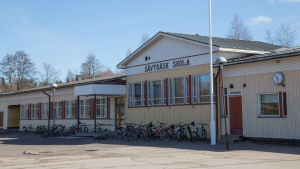 I stadsdelen finns det skola, daghem, bibliotek, två butiker, bank, försäkringsbolag, café och äldreboende. bild på en skola