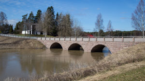 År 2006 utsågs Liljendal till Finlands nöjdaste kommun av Suomen Kuvalehti. bild på en bro