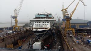 Det nya Mein Schiff 2 ligger i torrdocka och byggs vid Åbovarvet Meyer Turku.