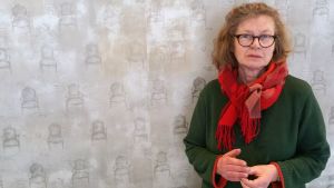 Anne Suominen har granskat den finländska politiken i cirka 4o år. Under den här tiden har den allmänna språkpolitiska utvecklingen gått bakåt enligt henne. Journalisten Anne Suominen