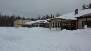 Lappvik skola och Lappohjan koulu delar skola i Hangö. Lappvik skola i Hangö en snörik vinterdag.