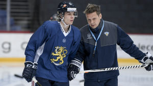 Miro Heiskanen lyssnar då Lauri Marjamäki drar VM-anekdoter. Lauri Marjamäki berättar VM-anekdoter för Miro Heiskanen.
