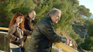 Franska stjärnor. Ariane Ascaride, Jean-Pierre Darroussin och Gérard Meylan spelar syskon i La Villa. Tre syskon blickar ut över havet.