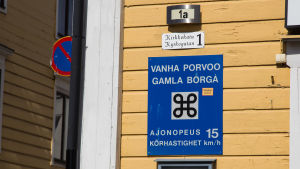 Hastighetsbegränsningen på 15 kilometer i timmen följs inte av alla bilar. bild på en skylt