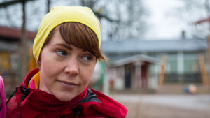 Paula Henriksson säger att vardagen på daghemmet är intensiv och mera personalresurser skulle behövas. bild på en kvinna