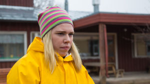 Linda Henriksson säger att man borde satsa mer på barnen, eftersom de är landets framtid. bild på en kvinna