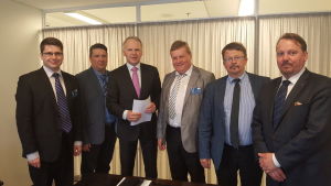 En delegation bestående av Mikko Ollikainen, Ove Bergman, Kjell Heir, Rainer Bystedt och Mats Nylund uppvaktade minister Jari Leppä om vargen. En delegation bestående av Mikko Ollikainen, Ove Bergman, Kjell Heir, Rainer Bystedt och Mats Nylund uppvaktade minister Jari Leppä om vargen.