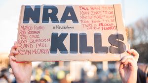 NRA är gång på gång föremål för protester. Den här bilden är från March For Our Lives-demonstrationen i Washington, D.C. i mars 2018. person håller upp skylt där det står NRA KILLS.