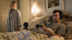 Passion i sovrummet? Ron Livingston gör ännu en charmig variant av hygglig, men slö man i sina bästa år. Marlo står vid dörren till sängkammaren där maken Drew ligger och spelar tvspel.