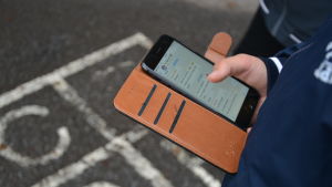 Meddelandetjänsten Whatsapp höjer sin åldersgräns för att möta EU:s nya dataskyddskrav. skolelever