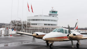 Terminalbyggnaden från 1938 ska bevaras också om det byggs bostäder på flygfältet. flygplan och flygplatsbyggnad