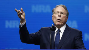 NRA-ledaren Wayne LaPierre hävdar att NRA nu har nära sex miljoner medlemmar vilket många betvivlar NRA-ledaren Wayne LaPierre hävdar att NRA nu har nära sex miljoner medlemmar vilket många betvivlar