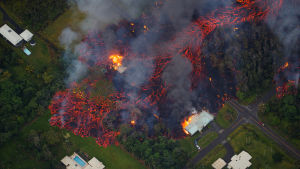 35 hur har redan förstörts nära vulkanen Lavaspår från vulkanen Kilauea på Hawaii i maj 2018.