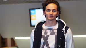 19-åriga Ville Soinio bor i Kyrkslätt, men går i gymnasiet Lärkan i Helsingfors. Han har tagit körkort dels på grund av den långa skolvägen. – Jag har haft körkort nu i några månader. Jag behöver ha körkort för att jag bor i Kyrkslätt och har lång skolväg. Jag tycker att det är behändigt med körkort annars också, säger han. Gymnasieeleven Ville Soinio som går i Gymnasiet Lärkan.