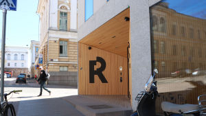 Programvaruföretaget Reaktor är med och ordnar kursen. Bild på ingången till Reaktors kontor på universitetsgatan