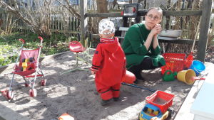 Eva Nilsson säger att resan från hemmet via daghemmet till hennes jobb räcker omkring en och en halvtimme ena vägen. Eva Nilsson med sin dotter Selma.