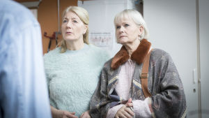 Vem skulle misstänka att de är bankrånare? Karaktärerna Jenny och Cecilia med förvånade miner i serien Enkelstöten.