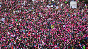 Tusentals rosafärgade pussymössor på Women's March i Washington den 21.1.2017 Tusentals röda s.k. pussy-mössor fotade uppifrån