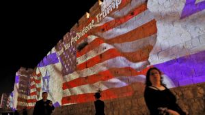 Tack, president Trump är budskapet presidenten vill höra från Jerusalem. Tack president Trump är budskapet på murarna i Jerusalem