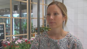 "När man har återvänt sin plastpåse så många gånger man vill och kan, så hjälper vi till med återvinningen", säger Elin Jarl på Hemköp. Porträttbild på Elin Jarl, pressansvarig på Hemköp.