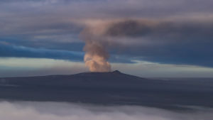 Experter befarar ännu mer våldsamma utbrott på Kilauea, där askan från kratrarna också börjar hota flygtrafiken på Hawaiiöarna. Experter befarar ännu mer våldsamma utbrott på Kilauea, där askan från kratrarna också börjar hota flygtrafiken på Hawaii öarna