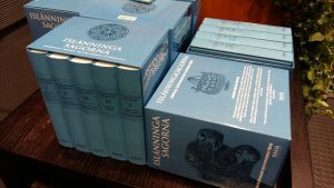 Flera blå samlingar med Islänningasagorna, var och en i fem volymer.