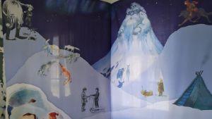 Högst upp i mitten Hannu Lukkarinens illustration till Sampo Lappalainen, Sampo Lappelill 1982 och till vänster Ulla Vaajakallios Tähtisilmä, Stjärnöga - omringad av vargar. Otava 1990. En del av Alexander Reichsteins collage under temat "I Lappland och på vintern". Bland annat Hannu Lukkarinens smått skrämmande illustration till Sampo Lappalainen, Sampo Lappelill 1982 och Alf Dannings Tomtarnas Jul 1952. Nykarleby 2018.