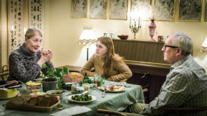 Familjeidyllen spräcks. Familj vid middagsbord i tv-serien Enkelstöten.