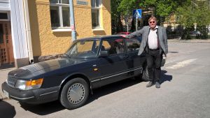 Jyri-Pekka Mikkola vid sin Saab.
