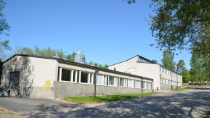Det här är B-huset på Karjaan yhteiskoulus skolgård i Karis. Karjaan Yhteiskoulu i Karis, det här är B-huset.