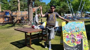 Fullmäktigeledamoten Marko Niemi delade ut gratis ärtsoppa och plättar till barn i en lekpark i Hangö i fjol. Marko Niemi står vid ett bord i en lekpark, redo att dela ut gratis mat till barn.