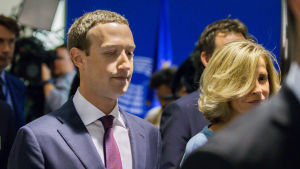 Mark Zuckerberg lämnar Europaparlamentet efter förhöret. Mark Zuckerberg lämnar Europaparlamentet efter att ha grillats med svåra frågor.