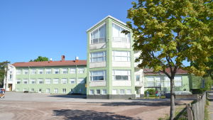 Karjaan yhteiskoulu kallar den här delen för A-huset. Där finns både grundskola och gymnasium. Karjaan Yhteiskoulu i Karis, det här är A-huset.